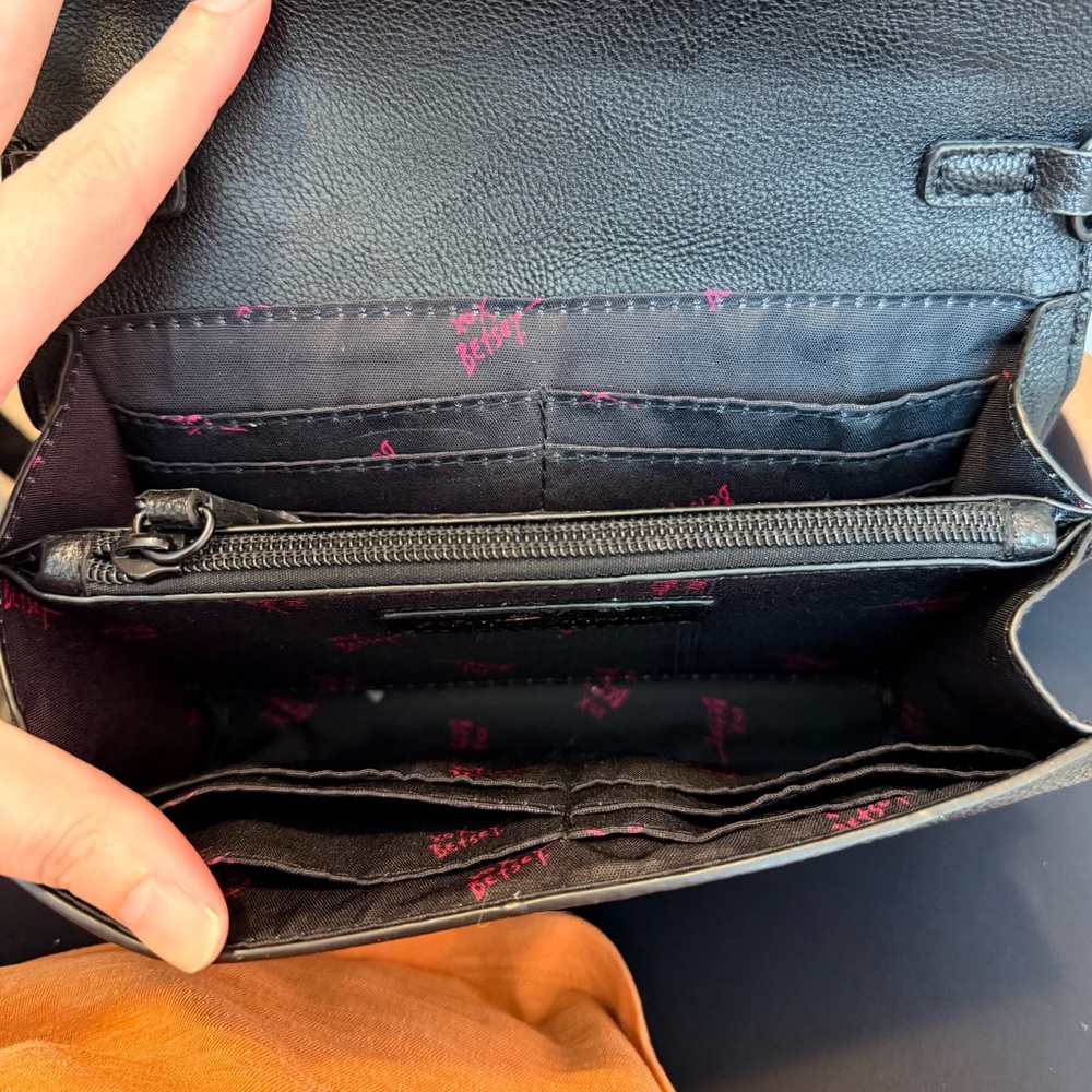 Betsey Johnson XOSYBIL Black Skulls Crossbody ☠️ - Picture 4 of 6